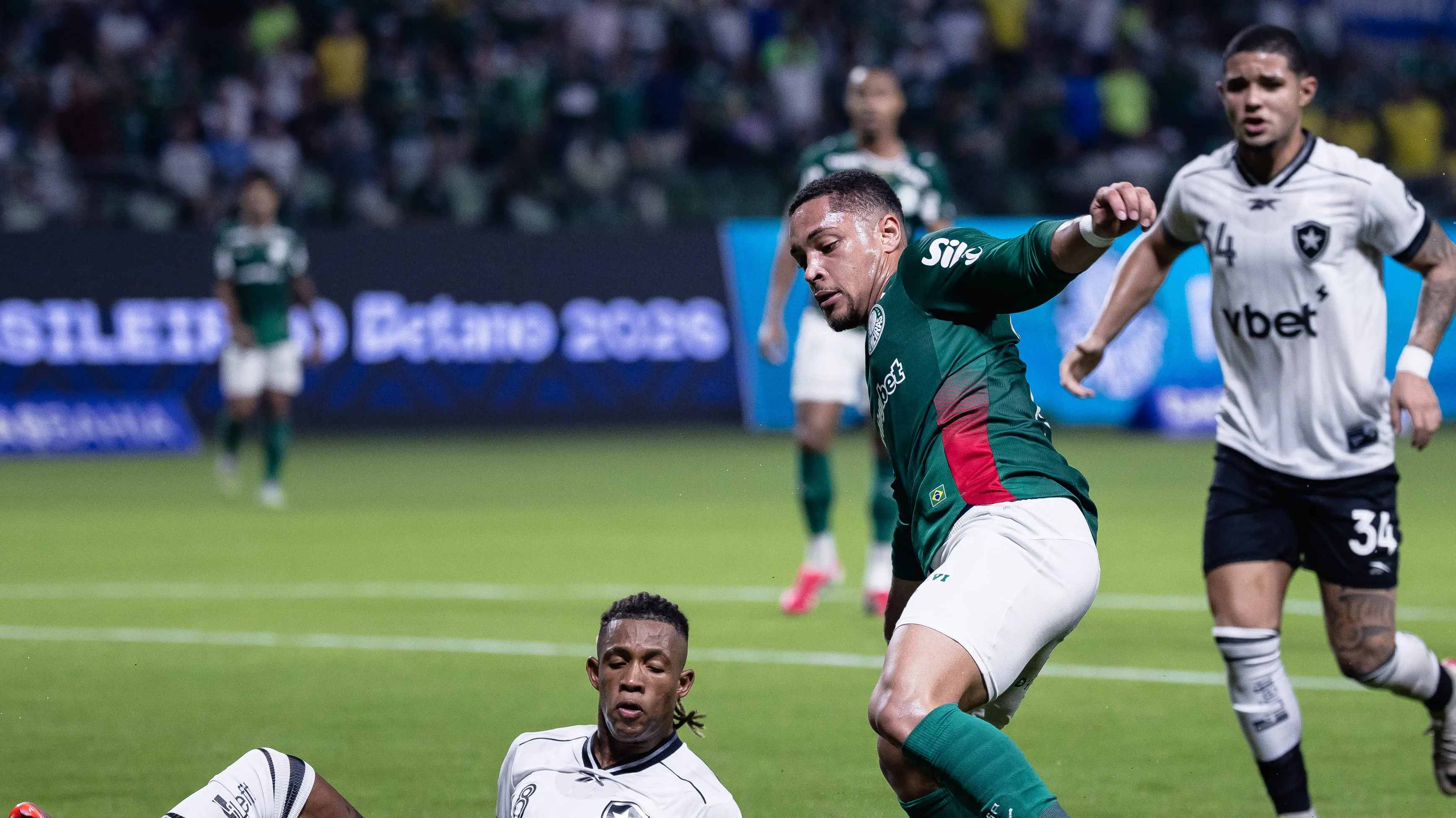 Foto: Ettore Chiereguini/AGIF – Danilo marcando Vitor Roque em duelo pelo Campeonato Brasileiro.