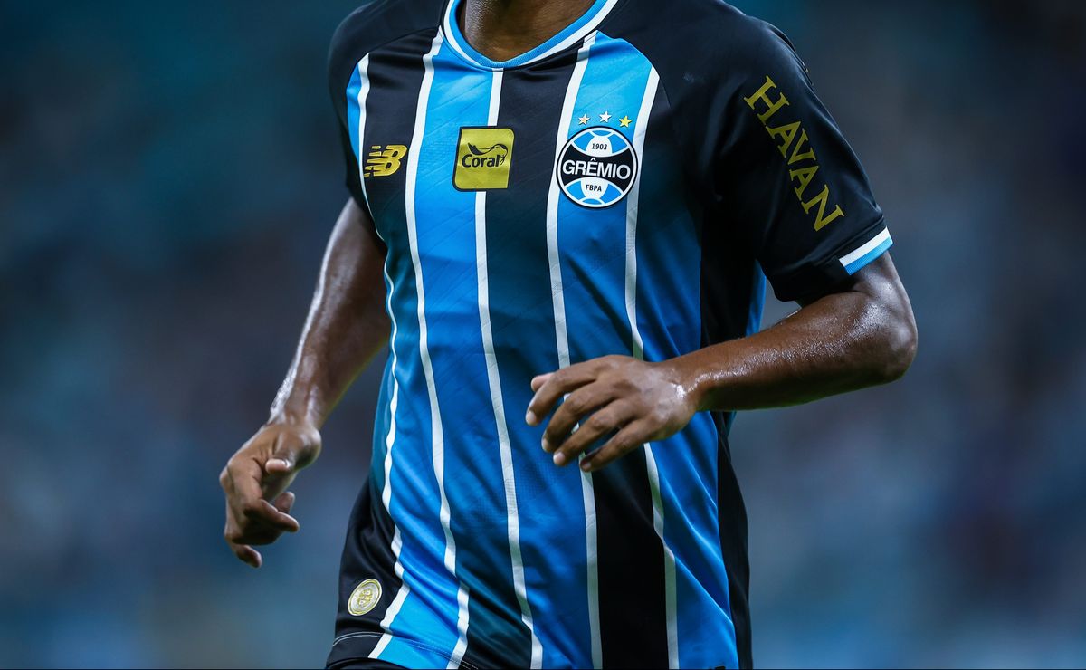 Novo manto do Grêmio bate recorde de vendas e estreia com vitória na Arena