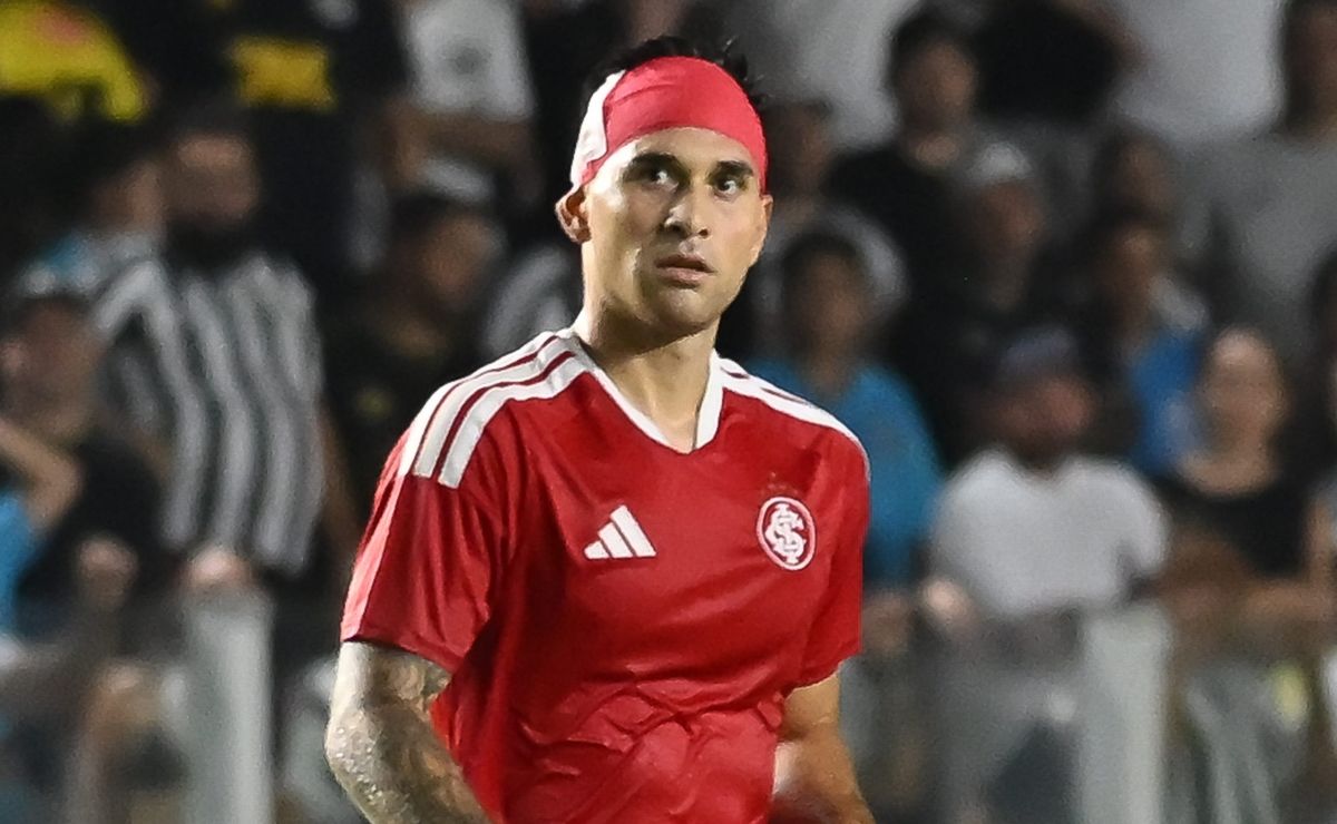 Rodrigo Villagra pode ganhar espaço com Pezzolano após boa atuação em Santos x Internacional