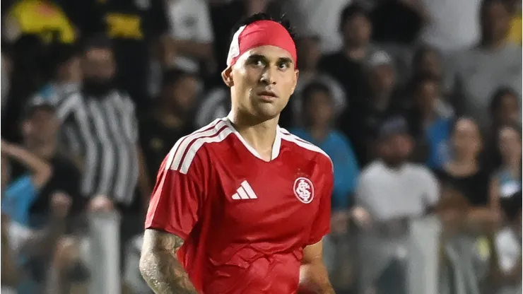Villagra jogador do Internacional durante partida contra o Santos no estadio Vila Belmiro pelo campeonato Brasileiro A 2026. Foto: Jota Erre/AGIF