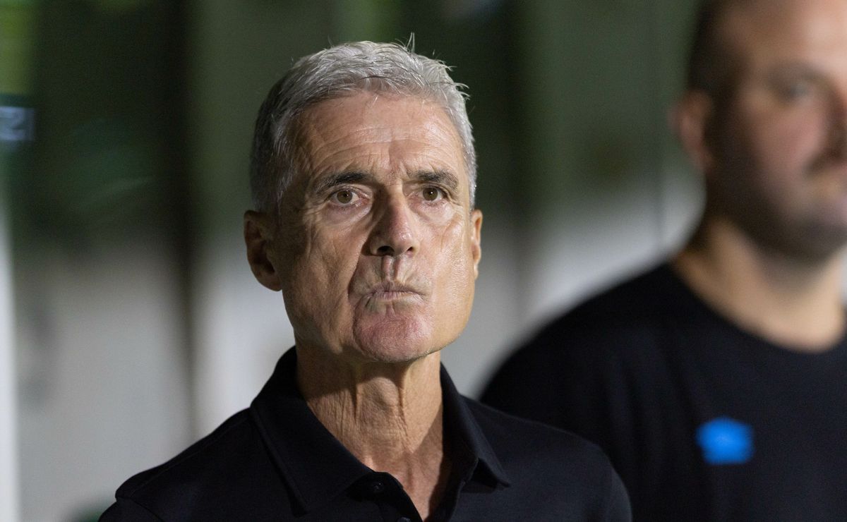 Luís Castro veta opção e Grêmio descarta volta de Mayk para vaga de Marlon