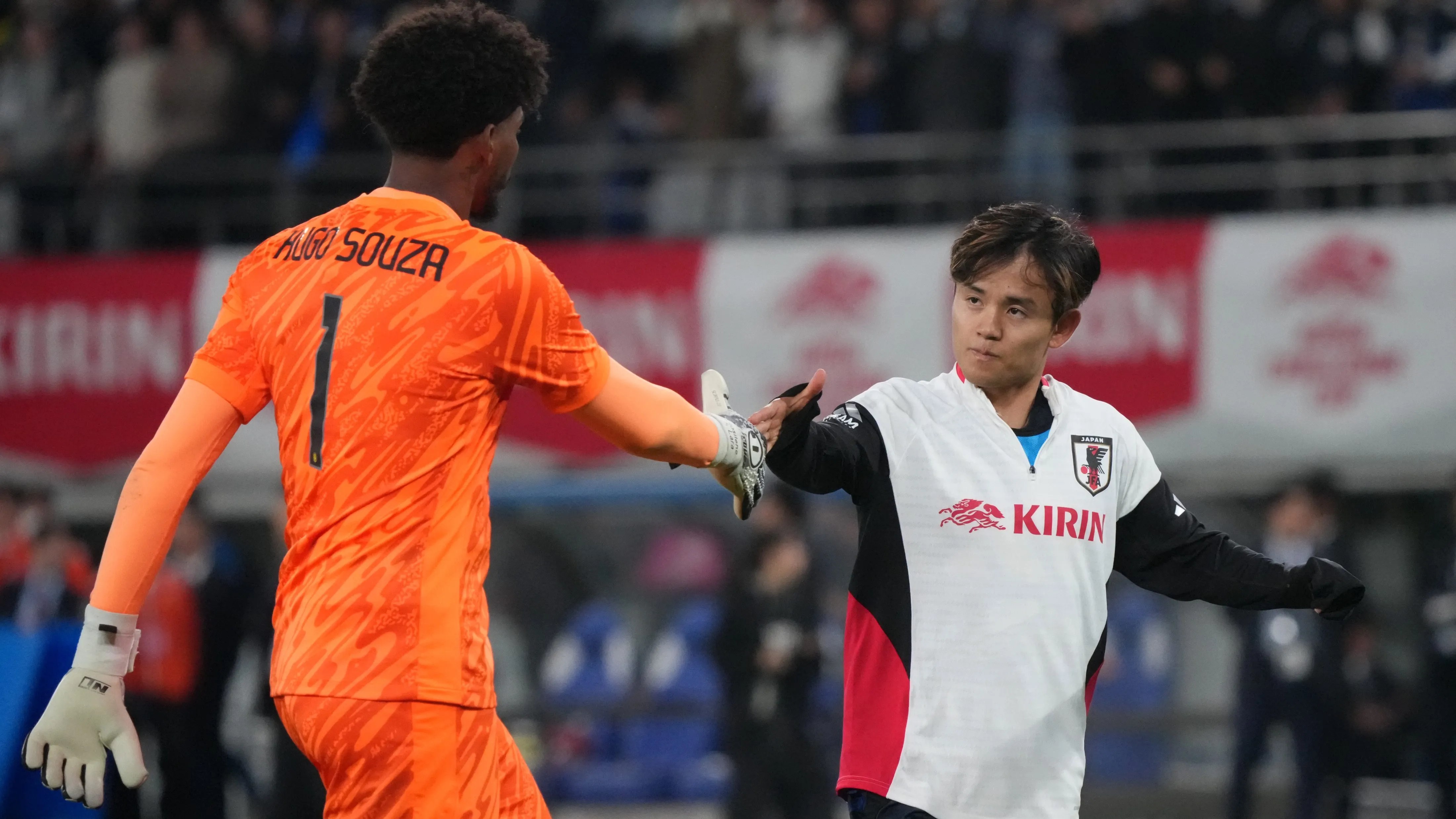 Hugo Souza cumprimentando Take Kubo em amistoso. (Photo by Koji Watanabe/Getty Images)