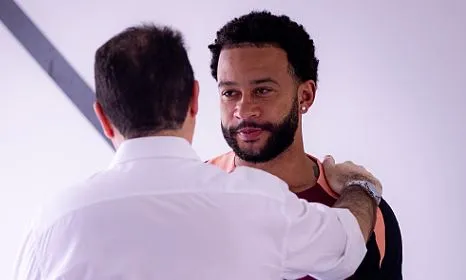 Marcelo Paz em conversa com Memphis Depay – Foto: Agência Corinthians – Rodrigo Coca