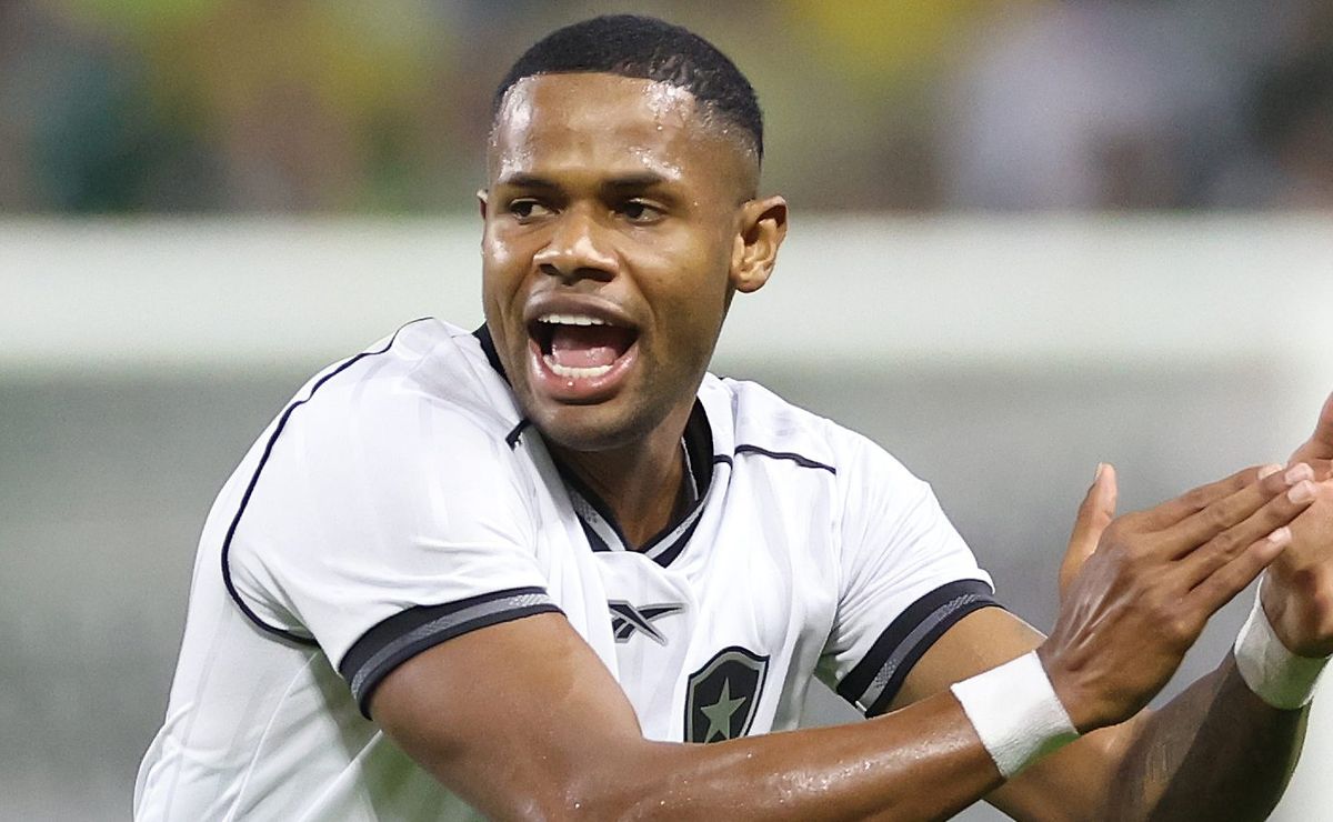Júnior Santos desabafa sobre momento do Botafogo e confia em reação: “Vamos mudar esse quadro”