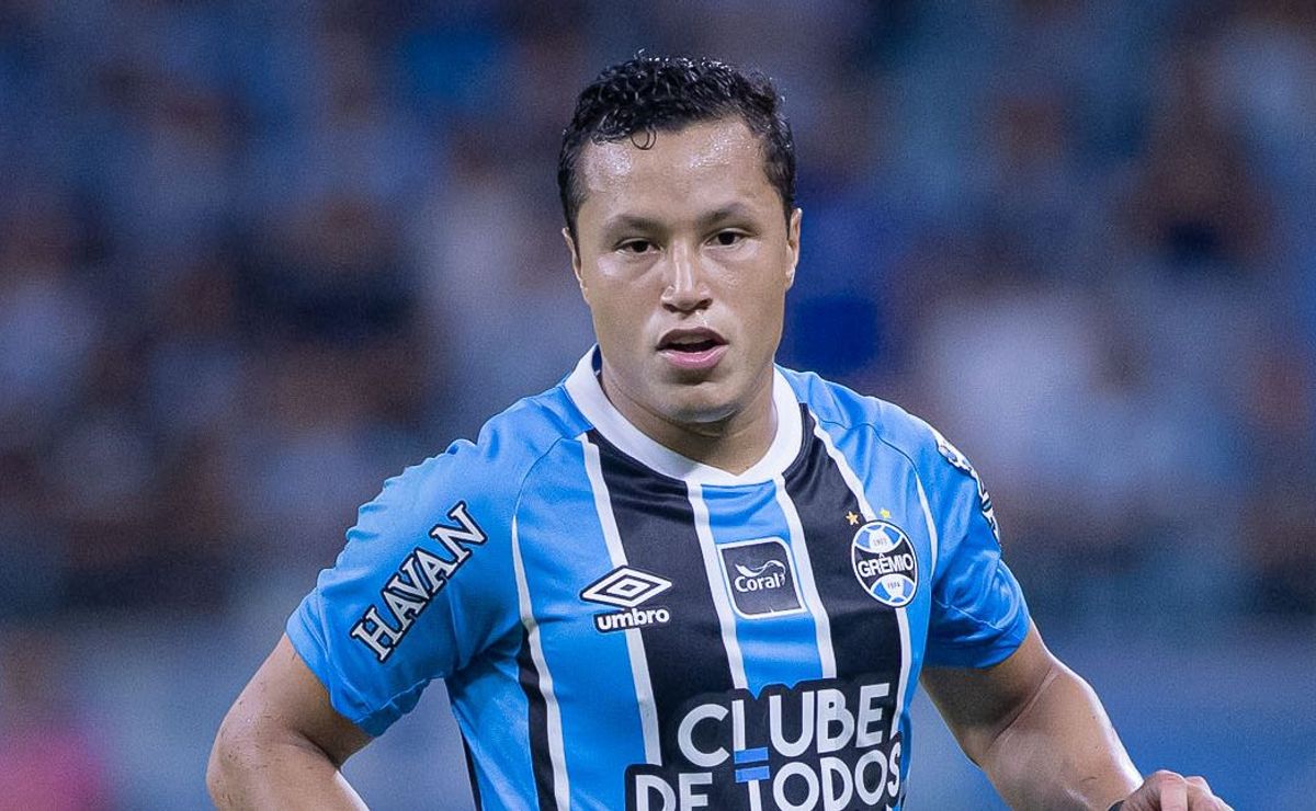 Pezzolano e Abel Braga deixam rivalidade de lado e desejam forças para Marlon, do Grêmio