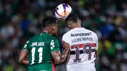 Jhon Arias jogador do Palmeiras disputa lance com Lucas Ramon jogador do Sao Paulo durante partida no estadio Arena Barueri pelo campeonato Paulista 2026. Foto: Marcello Zambrana/AGIF