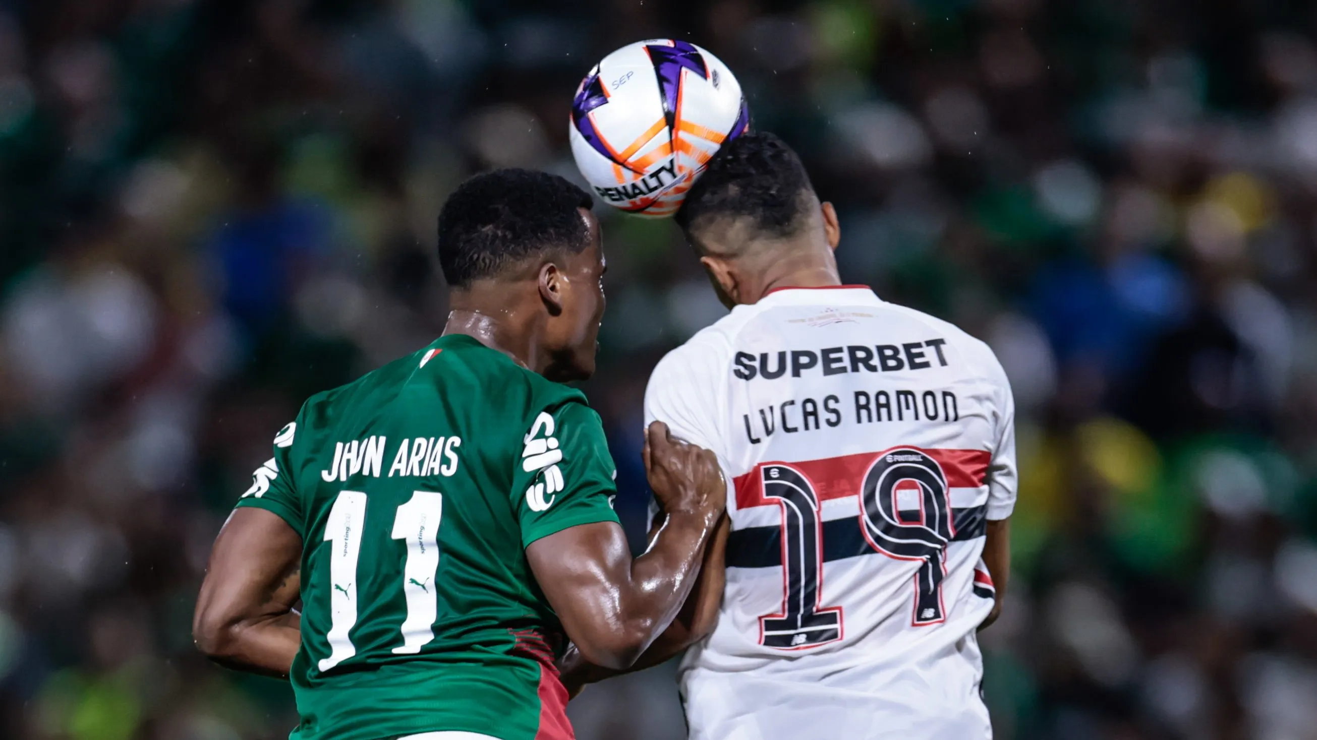 Jhon Arias jogador do Palmeiras disputa lance com Lucas Ramon jogador do Sao Paulo durante partida no estadio Arena Barueri pelo campeonato Paulista 2026. Foto: Marcello Zambrana/AGIF