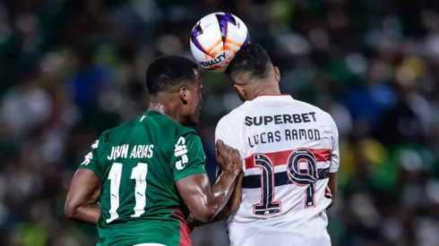Jhon Arias jogador do Palmeiras disputa lance com Lucas Ramon jogador do Sao Paulo durante partida no estadio Arena Barueri pelo campeonato Paulista 2026. Foto: Marcello Zambrana/AGIF