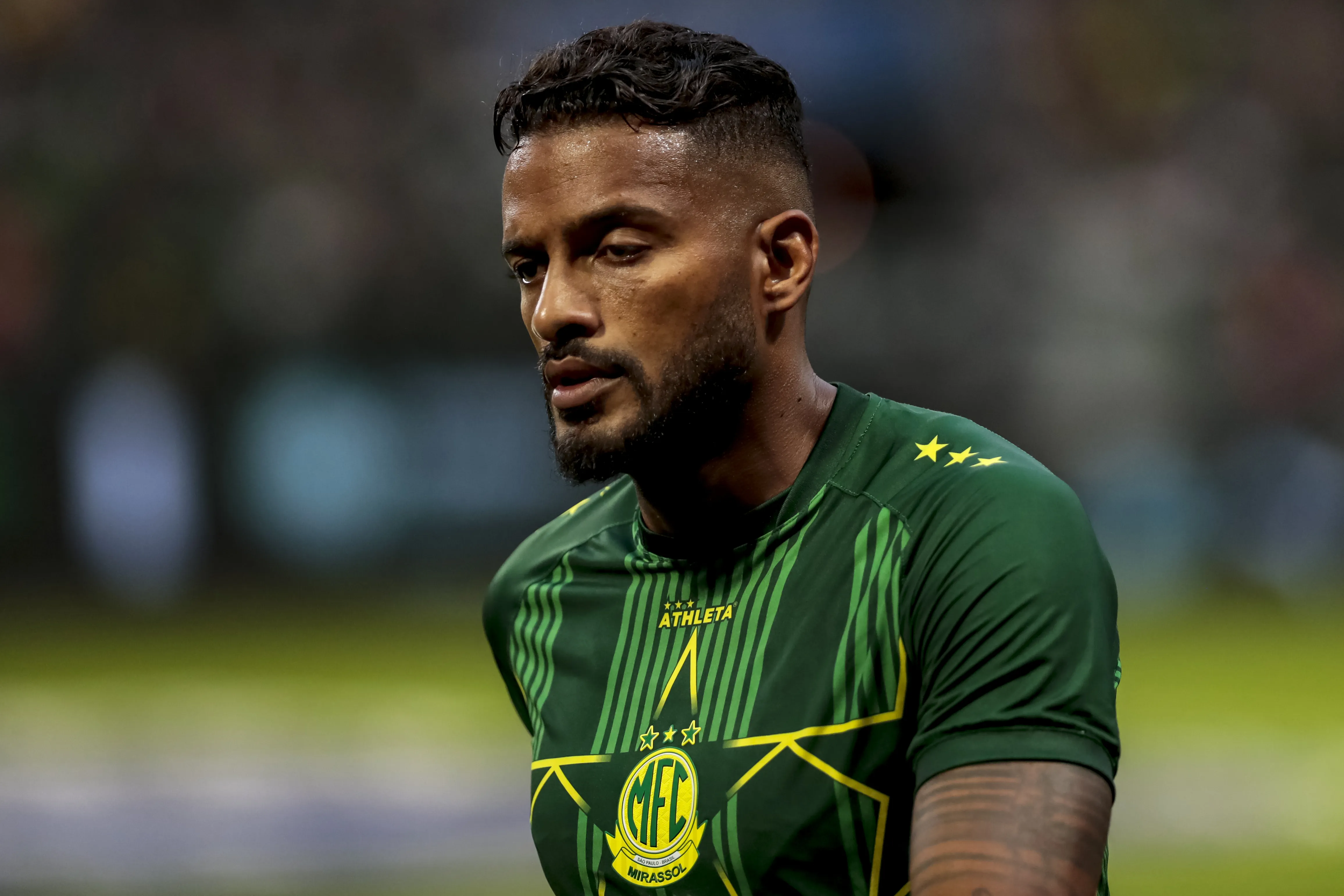 Reinaldo jogador do Mirassol durante aquecimento antes da partida contra o Palmeiras no estadio Arena Allianz Parque pelo campeonato Brasileiro A 2026. Foto: Marco Miatelo/AGIF