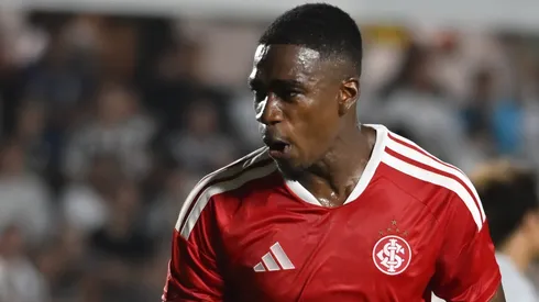 Felix Torres jogador do Internacional durante partida contra o Santos no estadio Vila Belmiro pelo campeonato Brasileiro A 2026. Foto: Jota Erre/AGIF