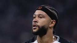 Memphis Depay em ação com a camisa do Timão.