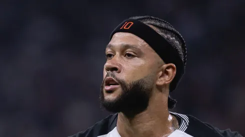 Memphis Depay em ação com a camisa do Timão.