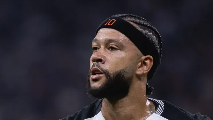 Memphis Depay em ação com a camisa do Timão.