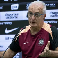 Dorival Jr. revela problema no joelho de Memphis Depay