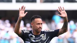 Ney Jr. em campo com a camisa do Santos.