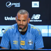 Goleiro do Grêmio vira garçom