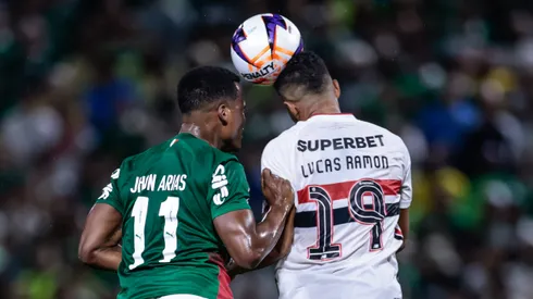 Jhon Arias jogador do Palmeiras disputa lance com Lucas Ramon jogador do Sao Paulo durante partida no estadio Arena Barueri pelo campeonato Paulista 2026. Foto: Marcello Zambrana/AGIF
