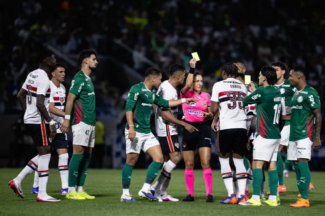 O arbitro Daiane Muniz durante partida entre Palmeiras e Sao Paulo no estadio Arena Barueri pelo campeonato Paulista 2026. Foto: Ettore Chiereguini/AGIF