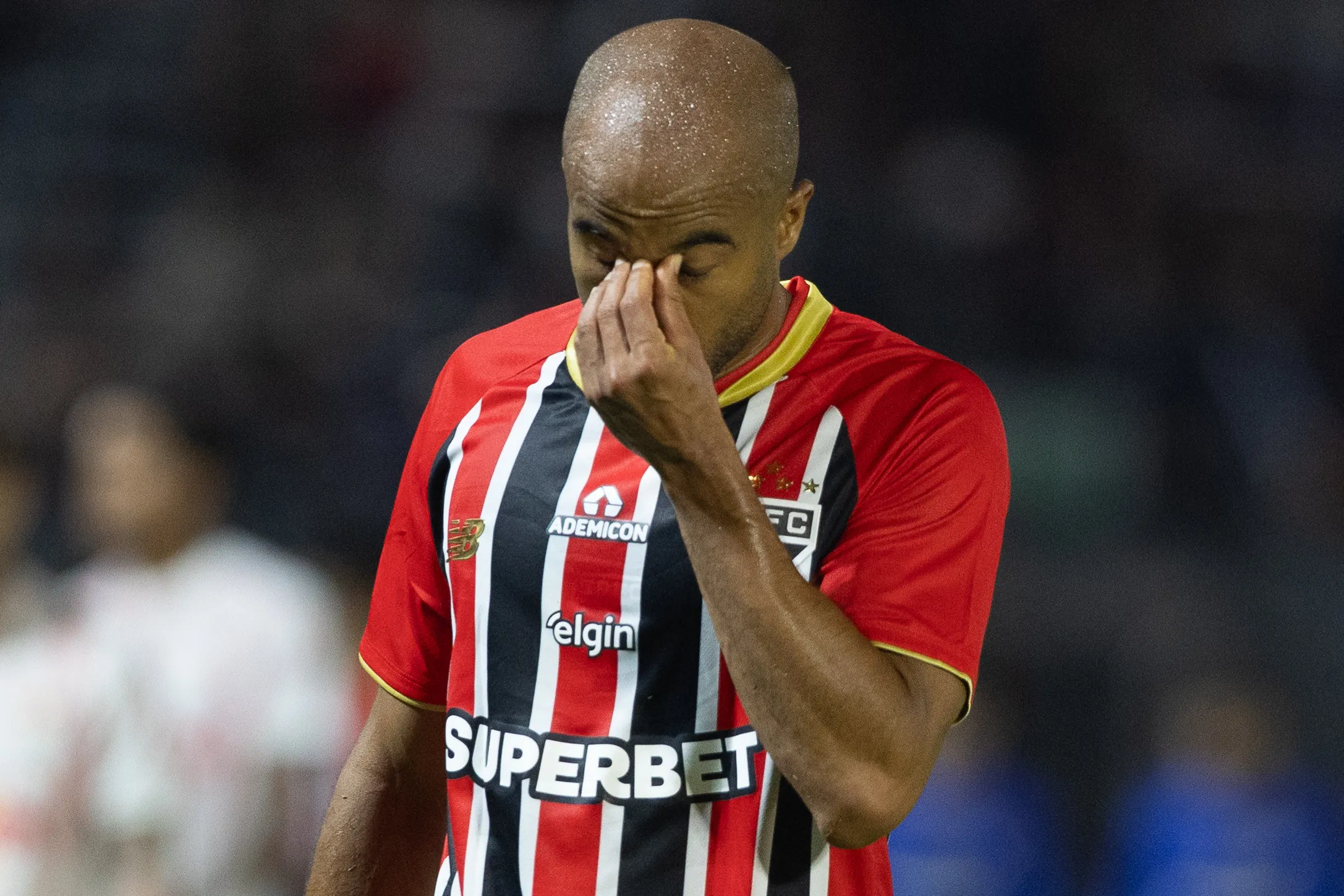 Lucas Moura ficará um longo período fora dos gramados. Foto: Joisel Amaral/AGIF