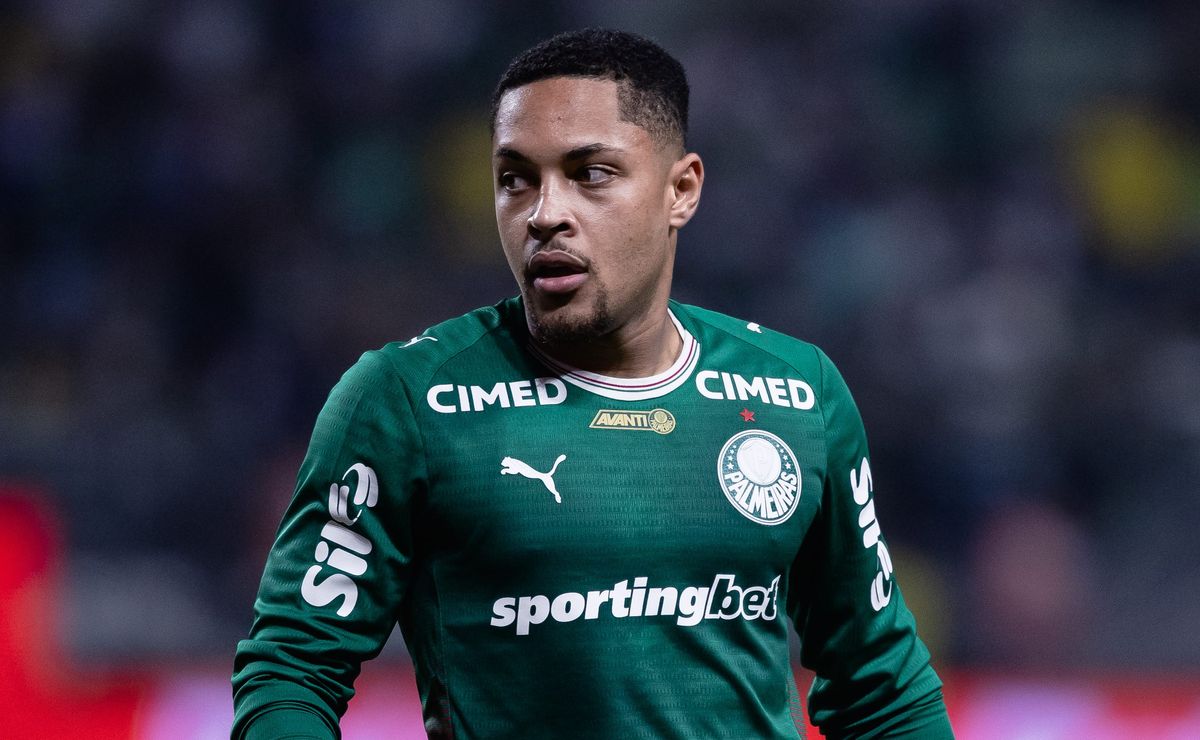 Vitor Roque tem avaliação do Departamento Médico e deverá entrar como titular contra o São Paulo