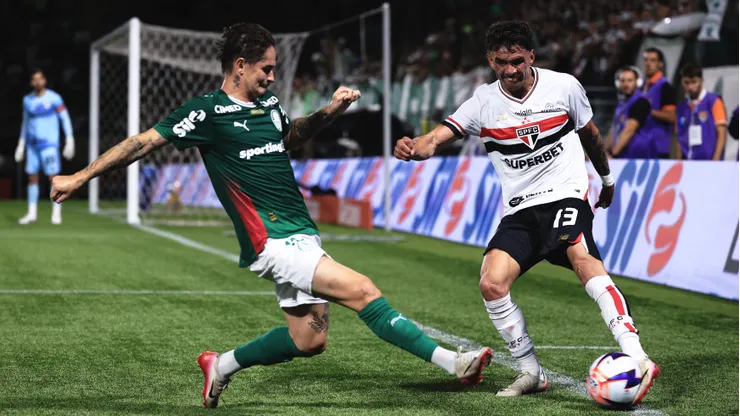 SP - BARUERI - 24/01/2026 - PAULISTA 2026, PALMEIRAS X SAO PAULO - Khellven jogador do Palmeiras disputa lance com Enzo jogador do Sao Paulo durante partida no estadio Arena Barueri pelo campeonato Paulista 2026. Foto: Ettore Chiereguini/AGIF