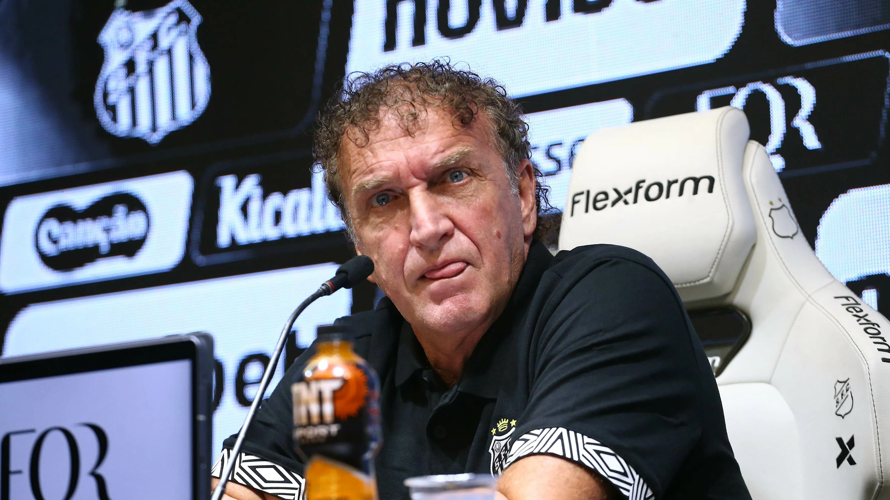 Cuca na apresentação no Santos