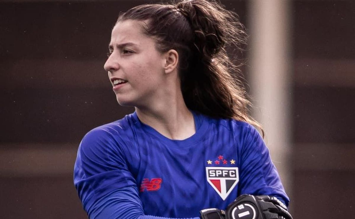 Goleira do São Paulo celebra evolução após integração com elenco profissional