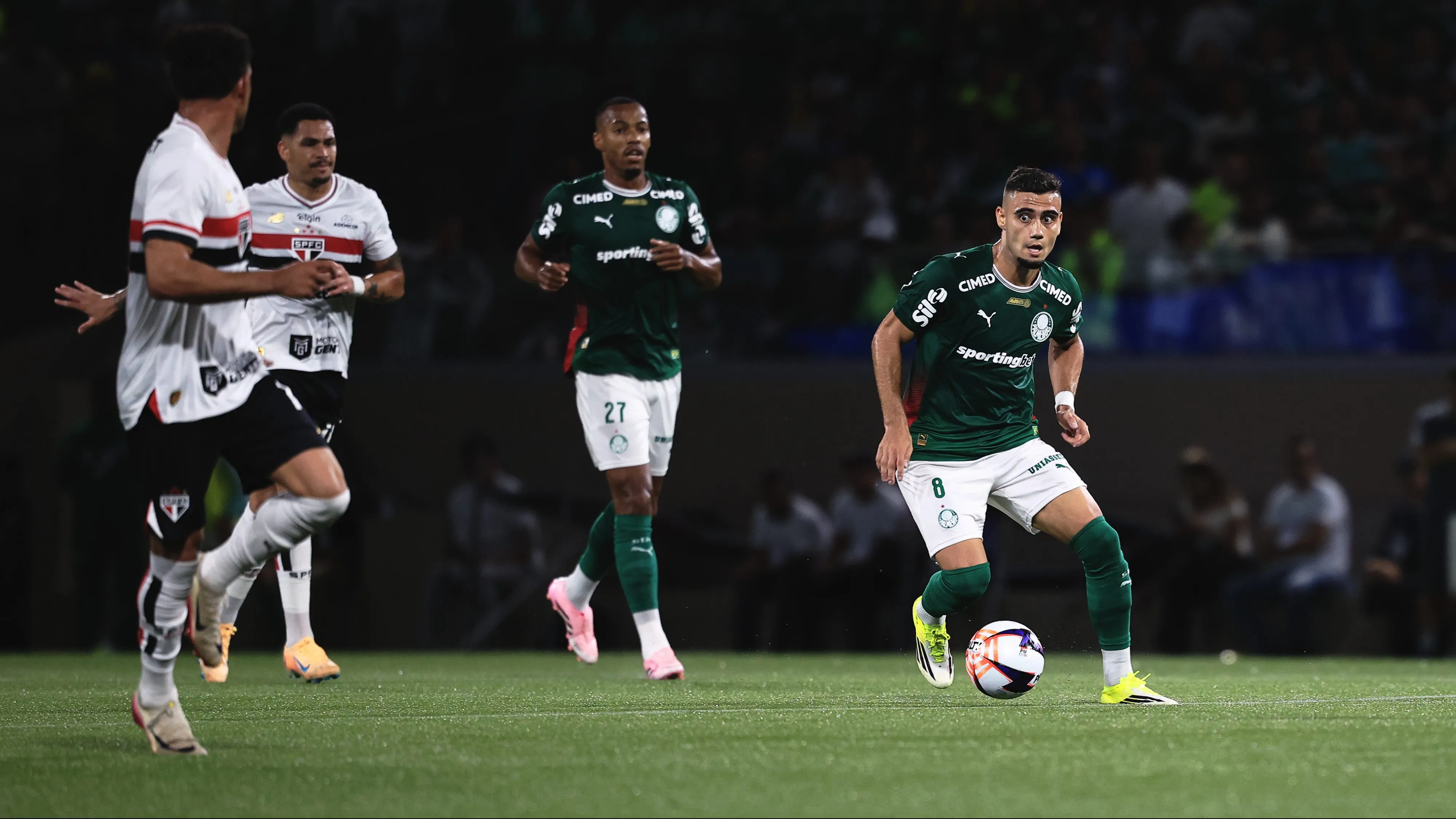 Andreas Pereira, jogador do Palmeiras, durante partida contra o São Paulo no estádio Arena Barueri pelo campeonato Paulista 2026. Foto: Ettore Chiereguini/AGIF