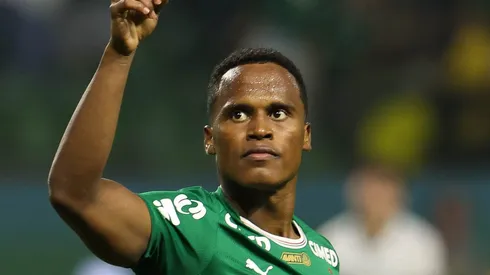 Arias comemorando seu primeiro tento pelo Palestra