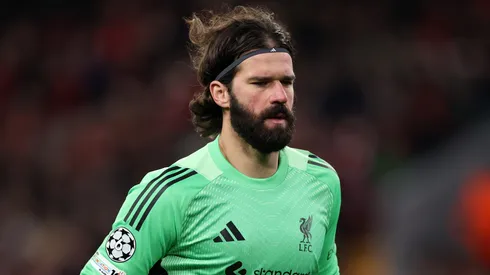 Alisson goleiro do Liverpool durante partida