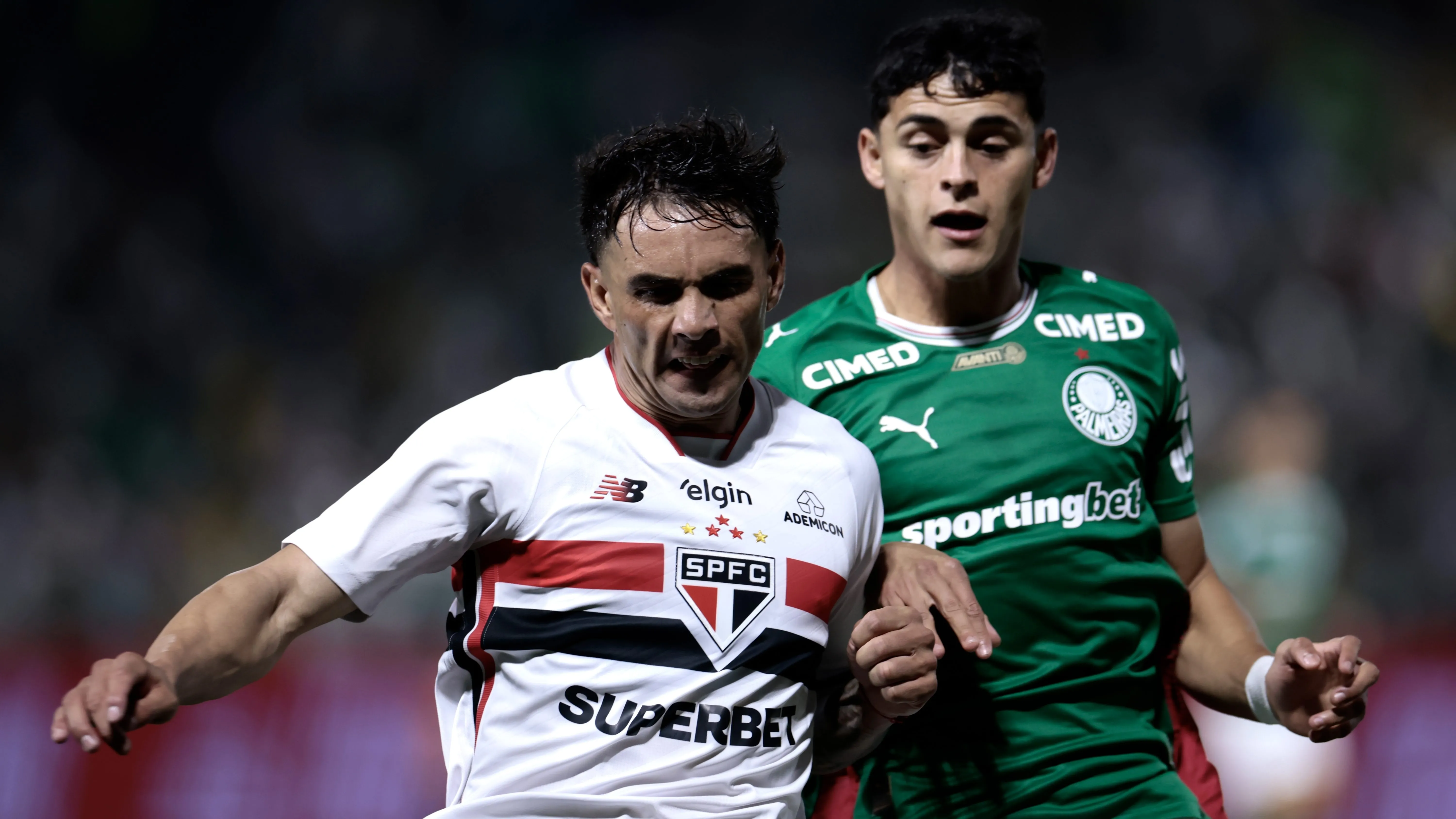 Sosa jogador do Palmeiras disputa lance com Enzo jogador do Sao Paulo durante partida no estadio Arena Barueri pelo campeonato Paulista 2026. Foto: Marcello Zambrana/AGIF