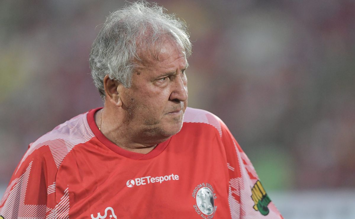 Zico sai em defesa de gramado de São Januário após crítica: “No plástico você não arruma nada”