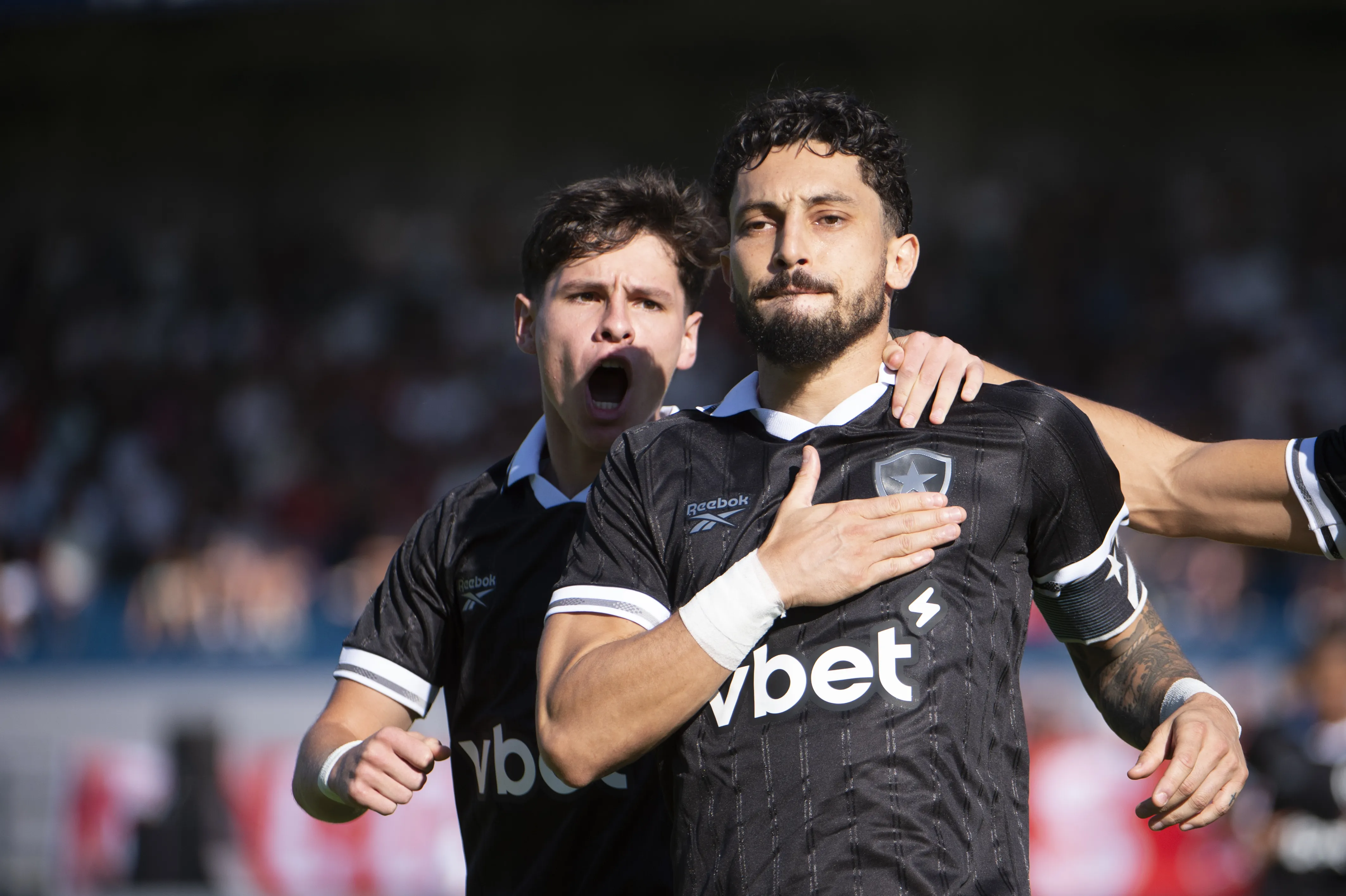 Alex Telles jogador do Botafogo comemora seu gol com Montoro jogador da sua equipe durante partida contra o Bragantino. Foto: Anderson Romao/AGIF