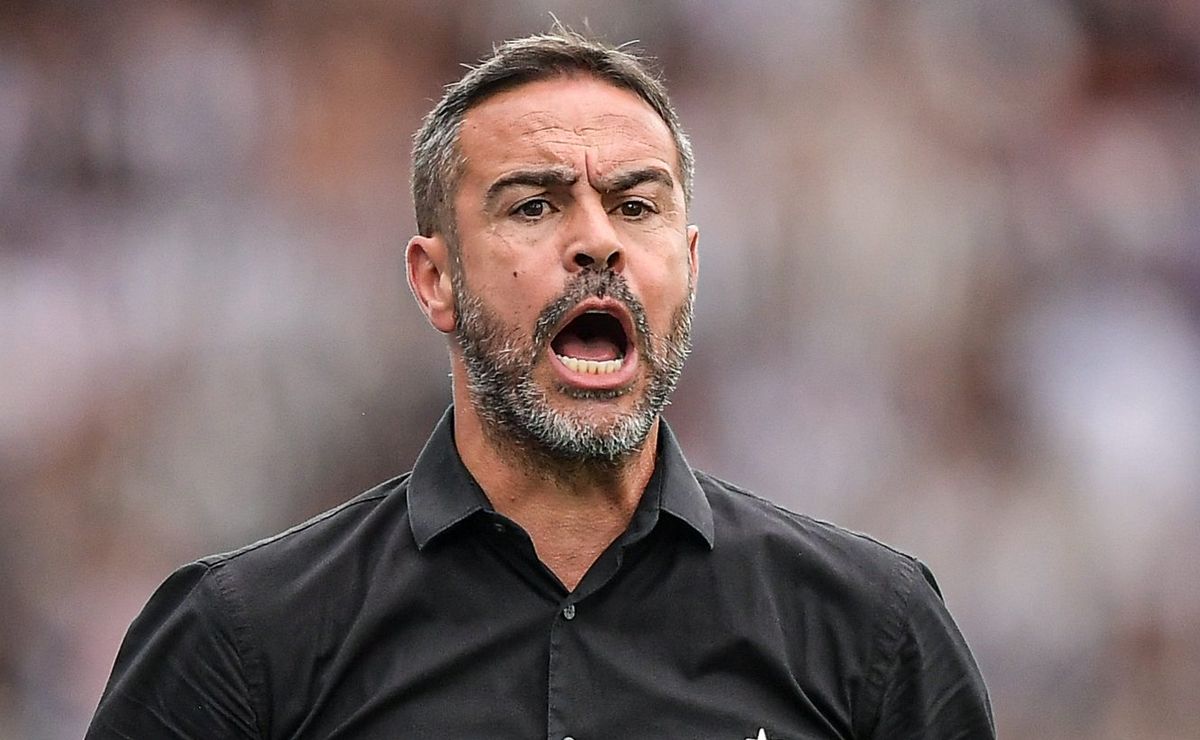 Artur Jorge tem atraso em voo no Catar e não conseguirá chegar neste final de semana