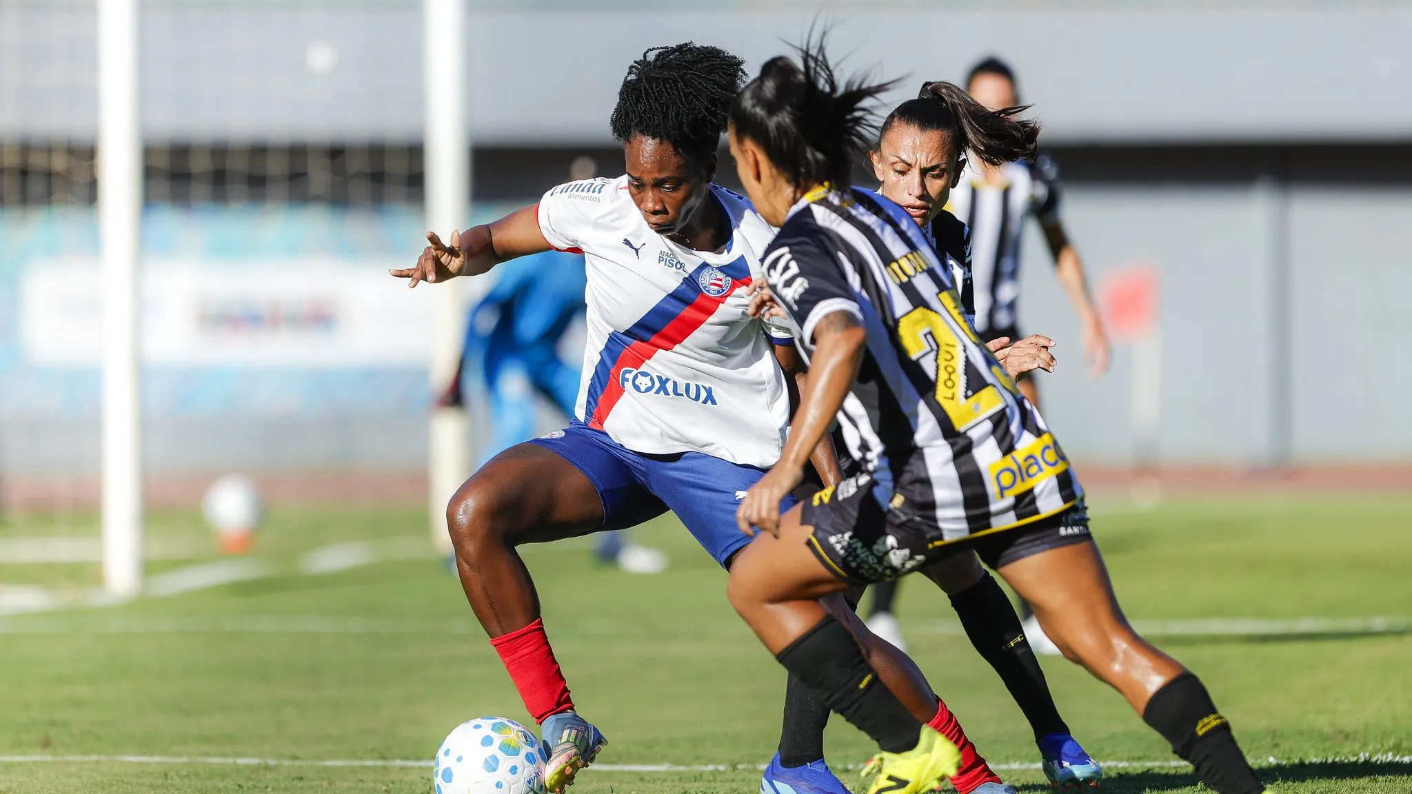 Jogadoras do Bahia e Santos em campo pelo Brasileirão Feminino
