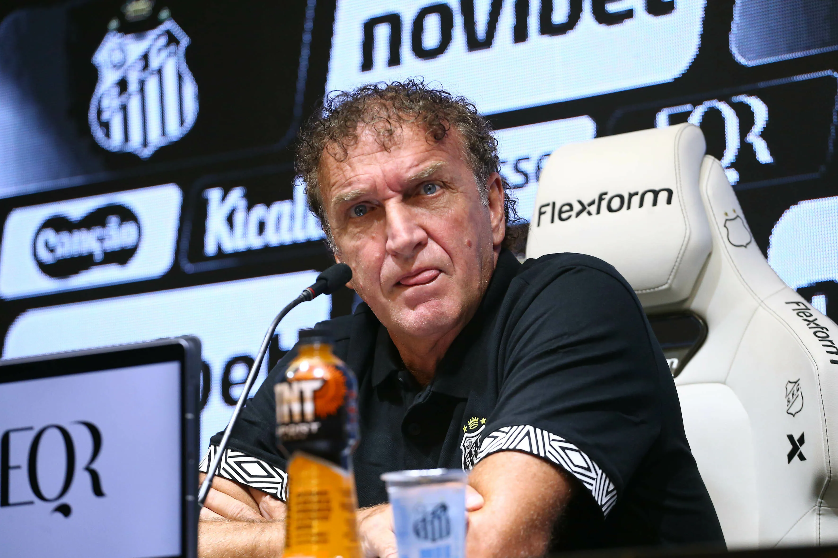 Cuca na 1ª coletiva pelo Santos. Foto: Mauricio De Souza/AGIF