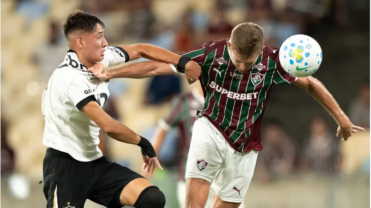 Rodrigo Castillo jogador do Fluminense cabeceia para marcar seu gol durante partida contra o Atletico-MG no estadio Maracana pelo campeonato Brasileiro A 2026. Foto: Jorge Rodrigues/AGIF