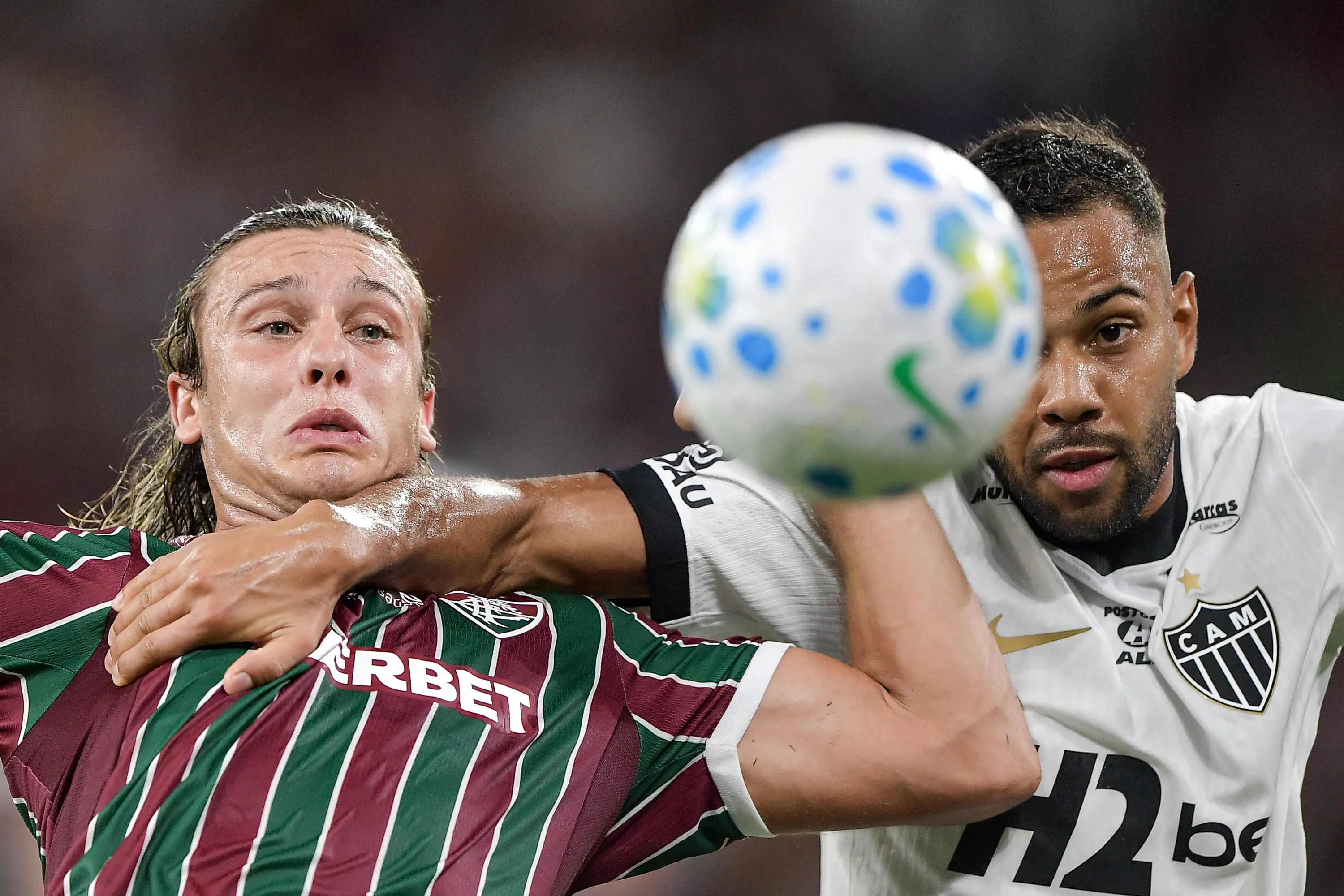 RJ – RIO DE JANEIRO – 21/03/2026 – BRASILEIRO A 2026, FLUMINENSE X ATLETICO-MG – Canobbio jogador do Fluminense disputa lance com Renan Lodi jogador do Atletico-MG durante partida no estadio Maracana pelo campeonato Brasileiro A 2026. Foto: Thiago Ribeiro/AGIF