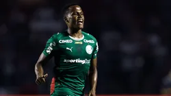 Arias comemora o gol no clássico