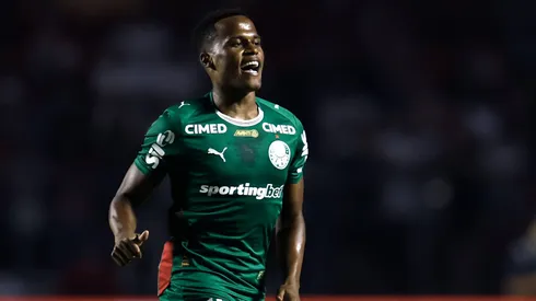 Arias comemora o gol no clássico