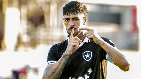 SP - BRAGANCA PAULISTA - 21/03/2026 - BRASILEIRO A 2026, BRAGANTINO X BOTAFOGO - Alexander Barboza jogador do Botafogo comemora seu gol durante partida contra o Bragantino no estadio Cicero De Souza Marques pelo campeonato Brasileiro A 2026. Foto: Anderson Romao/AGIF