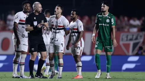 Calleri, jogador do São Paulo, reclama com a arbitragem durante partida contra o Palmeiras no estadio Morumbi pelo campeonato Brasileiro A 2026. Foto: Marcello Zambrana/AGIF
