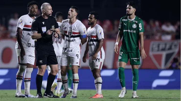 Calleri, jogador do São Paulo, reclama com a arbitragem durante partida contra o Palmeiras no estadio Morumbi pelo campeonato Brasileiro A 2026. Foto: Marcello Zambrana/AGIF