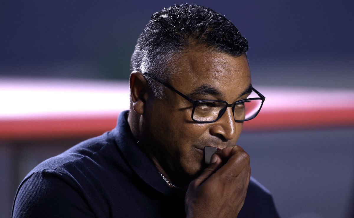 Roger Machado é alvo de xingamentos da torcida do São Paulo após derrota para o Palmeiras