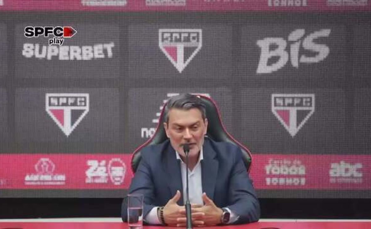 Torcida do São Paulo picha estádio e cobra saída de Rui Costa após clássico