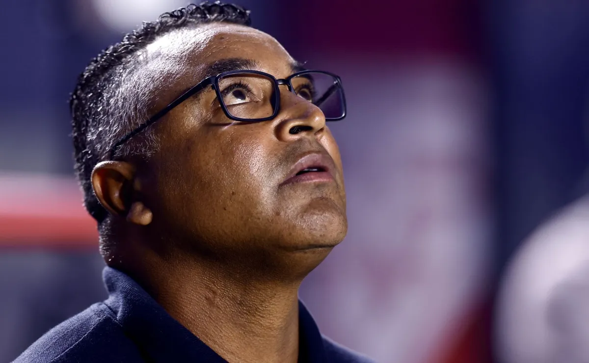 Roger Machado sofre pressão no São Paulo e Vampeta defende o técnico: “É o menos culpado”