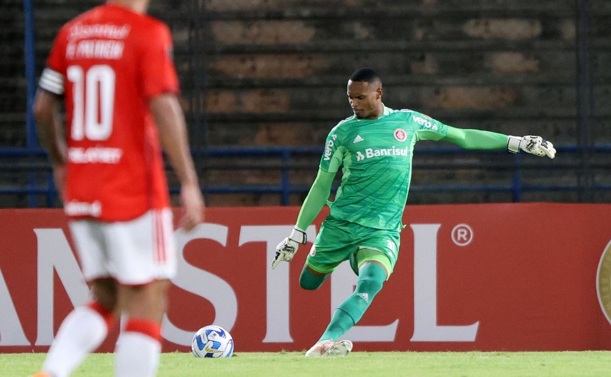 Declaração de John sobre não ser aproveitado por Coudet repercute na torcida do Internacional: “Buffon negro”