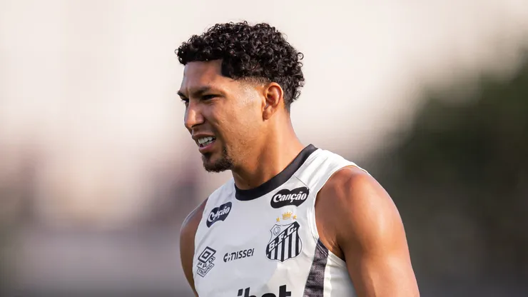 Rony em ação no CT Rei Pelé