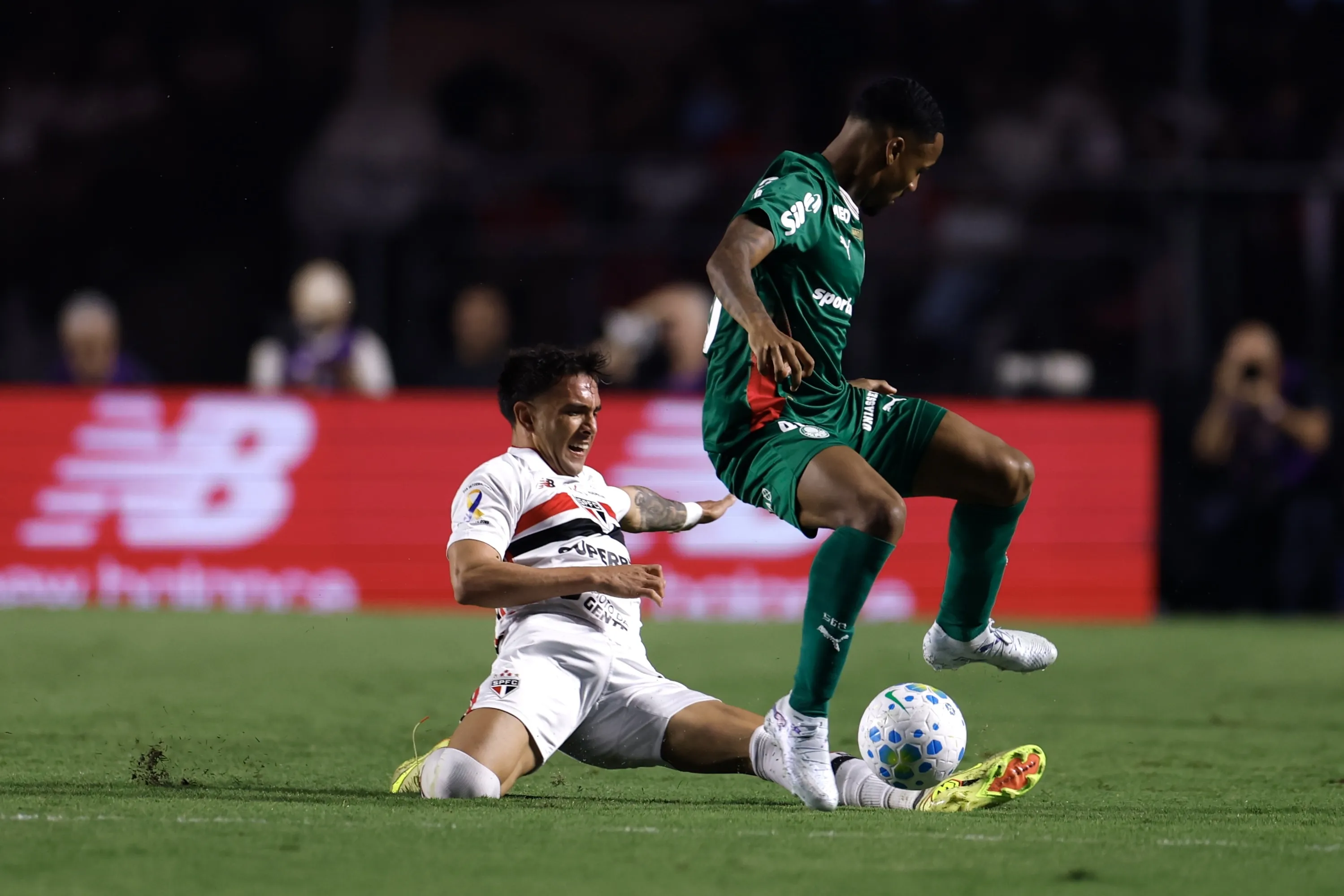 Enzo Díaz durante o clássico contra o Palmeiras. Foto: Marcello Zambrana/AGIF