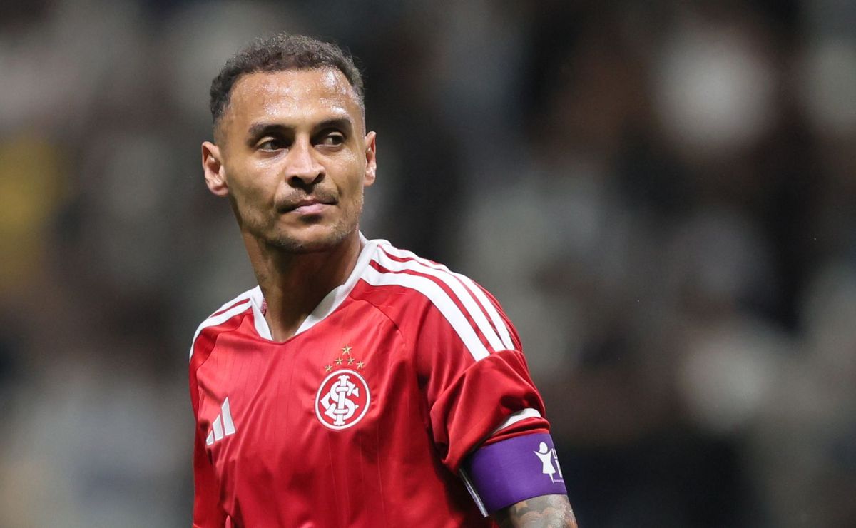 Alan Patrick vive novo cenário sob Pezzolano após saída do time titular